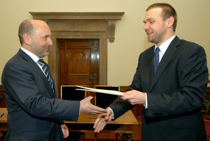 Slavnostní podepsání smlouvy (13.3.2012) stvrdilo desetimilionový dar společnosti FC Viktoria Plzeň městu „Jde o symbolické vyjádření našich díků městu, které se za klub postavilo i v méně šťastných dobách,“ uvedl při podpisu předseda představenstva společnosti a majitel Tomáš Paclík.
