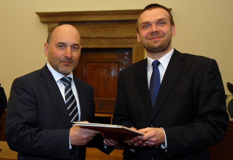 Slavnostní podepsání smlouvy (13.3.2012) stvrdilo desetimilionový dar společnosti FC Viktoria Plzeň městu „Jde o symbolické vyjádření našich díků městu, které se za klub postavilo i v méně šťastných dobách,“ uvedl při podpisu předseda představenstva společnosti a majitel Tomáš Paclík.