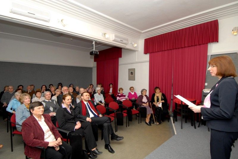 Hledání nejvěrnějšího čtenáře Knihovny města Plzně je u konce (13.3.2012). Stala se jím Dagmar Lípová. Knihy čte od roku 1928 a je tak nejdéle registrovanou uživatelkou služeb, které knihovna nabízí. V době, kdy do ní jako malá chodila s rodiči, byl její oblíbenou knihou pohádkový příběh Vodníkova Hanička.