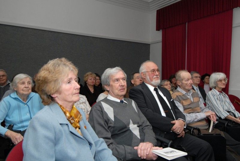 Hledání nejvěrnějšího čtenáře Knihovny města Plzně je u konce (13.3.2012). Stala se jím Dagmar Lípová. Knihy čte od roku 1928 a je tak nejdéle registrovanou uživatelkou služeb, které knihovna nabízí. V době, kdy do ní jako malá chodila s rodiči, byl její oblíbenou knihou pohádkový příběh Vodníkova Hanička.