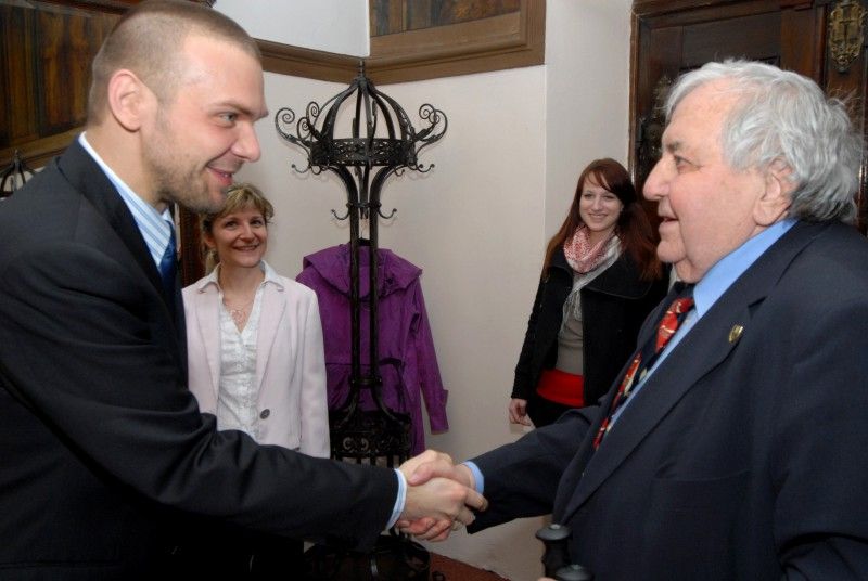 Na pozvání studentů Gymnázia Plzeň, Mikulášské náměstí, navštívil Plzeň člen „zlatého“ týmu a poté úspěšný trenér, ale také perzekvovaný hokejista v minulém režimu Gustav Bubník. Studenti Mikulášského gymnázia mapují v projektu „U nás na Borech“ osudy politických vězňů, kteří prošli Borskou věznicí.
Spolu s manželkou a studenty přijali Gustava Bubníka na radnici 20. března 2012 ve 14 hodin primátor Martin Baxa a radní Irena Rottová.