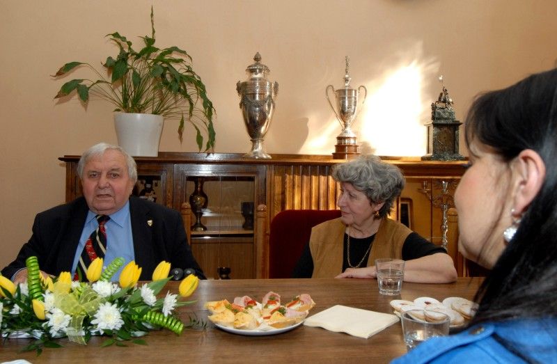 Na pozvání studentů Gymnázia Plzeň, Mikulášské náměstí, navštívil Plzeň člen „zlatého“ týmu a poté úspěšný trenér, ale také perzekvovaný hokejista v minulém režimu Gustav Bubník. Studenti Mikulášského gymnázia mapují v projektu „U nás na Borech“ osudy politických vězňů, kteří prošli Borskou věznicí.
Spolu s manželkou a studenty přijali Gustava Bubníka na radnici 20. března 2012 ve 14 hodin primátor Martin Baxa a radní Irena Rottová.