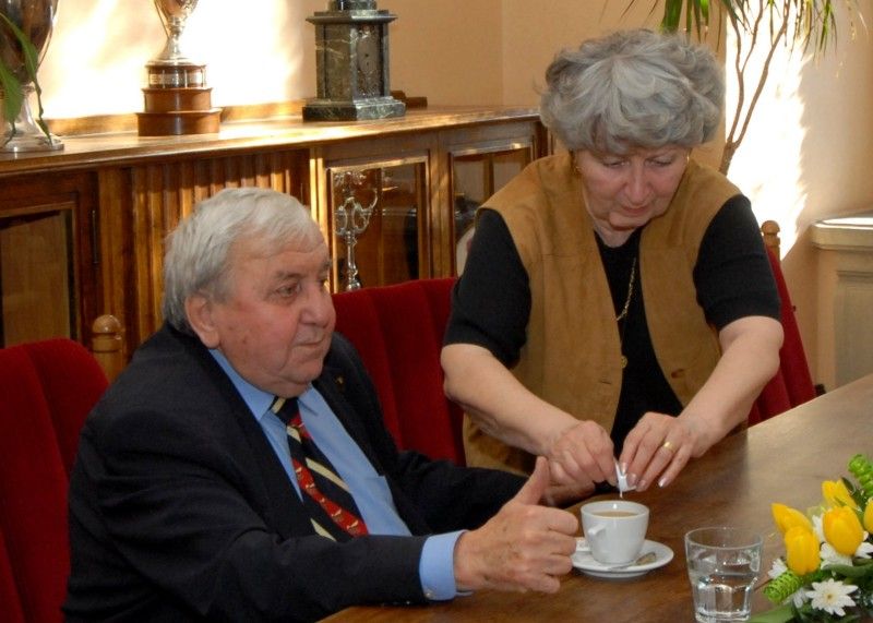 Na pozvání studentů Gymnázia Plzeň, Mikulášské náměstí, navštívil Plzeň člen „zlatého“ týmu a poté úspěšný trenér, ale také perzekvovaný hokejista v minulém režimu Gustav Bubník. Studenti Mikulášského gymnázia mapují v projektu „U nás na Borech“ osudy politických vězňů, kteří prošli Borskou věznicí.
Spolu s manželkou a studenty přijali Gustava Bubníka na radnici 20. března 2012 ve 14 hodin primátor Martin Baxa a radní Irena Rottová.