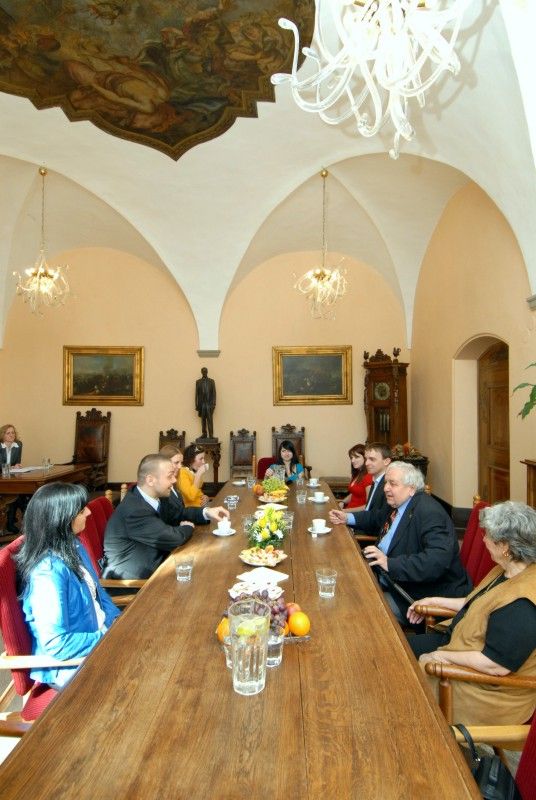 Na pozvání studentů Gymnázia Plzeň, Mikulášské náměstí, navštívil Plzeň člen „zlatého“ týmu a poté úspěšný trenér, ale také perzekvovaný hokejista v minulém režimu Gustav Bubník. Studenti Mikulášského gymnázia mapují v projektu „U nás na Borech“ osudy politických vězňů, kteří prošli Borskou věznicí.
Spolu s manželkou a studenty přijali Gustava Bubníka na radnici 20. března 2012 ve 14 hodin primátor Martin Baxa a radní Irena Rottová.