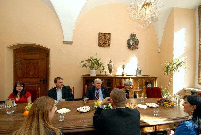 Na pozvání studentů Gymnázia Plzeň, Mikulášské náměstí, navštívil Plzeň člen „zlatého“ týmu a poté úspěšný trenér, ale také perzekvovaný hokejista v minulém režimu Gustav Bubník. Studenti Mikulášského gymnázia mapují v projektu „U nás na Borech“ osudy politických vězňů, kteří prošli Borskou věznicí.
Spolu s manželkou a studenty přijali Gustava Bubníka na radnici 20. března 2012 ve 14 hodin primátor Martin Baxa a radní Irena Rottová.