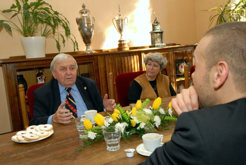 Na pozvání studentů Gymnázia Plzeň, Mikulášské náměstí, navštívil Plzeň člen „zlatého“ týmu a poté úspěšný trenér, ale také perzekvovaný hokejista v minulém režimu Gustav Bubník. Studenti Mikulášského gymnázia mapují v projektu „U nás na Borech“ osudy politických vězňů, kteří prošli Borskou věznicí.
Spolu s manželkou a studenty přijali Gustava Bubníka na radnici 20. března 2012 ve 14 hodin primátor Martin Baxa a radní Irena Rottová.