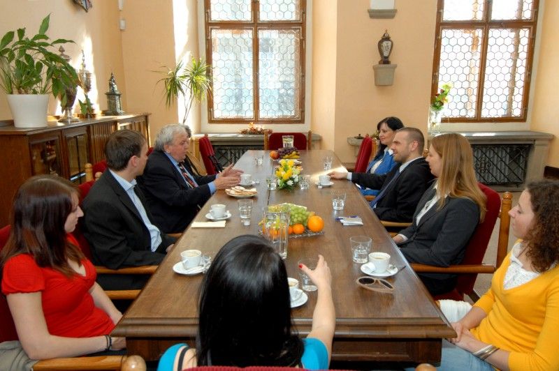 Na pozvání studentů Gymnázia Plzeň, Mikulášské náměstí, navštívil Plzeň člen „zlatého“ týmu a poté úspěšný trenér, ale také perzekvovaný hokejista v minulém režimu Gustav Bubník. Studenti Mikulášského gymnázia mapují v projektu „U nás na Borech“ osudy politických vězňů, kteří prošli Borskou věznicí.
Spolu s manželkou a studenty přijali Gustava Bubníka na radnici 20. března 2012 ve 14 hodin primátor Martin Baxa a radní Irena Rottová.