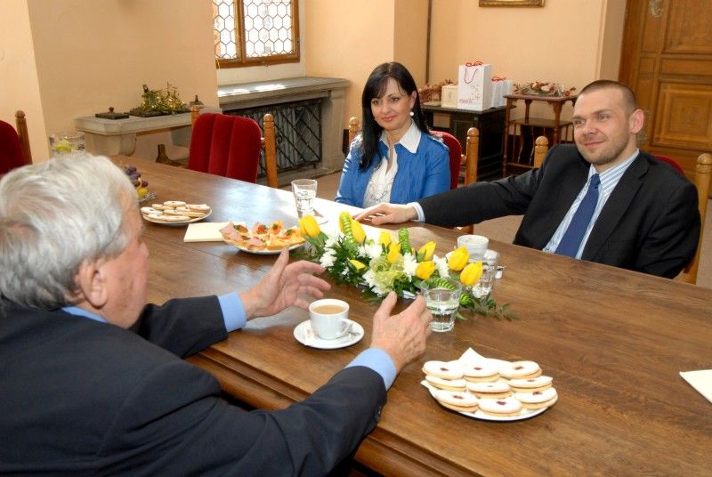 Na pozvání studentů Gymnázia Plzeň, Mikulášské náměstí, navštívil Plzeň člen „zlatého“ týmu a poté úspěšný trenér, ale také perzekvovaný hokejista v minulém režimu Gustav Bubník. Studenti Mikulášského gymnázia mapují v projektu „U nás na Borech“ osudy politických vězňů, kteří prošli Borskou věznicí.
Spolu s manželkou a studenty přijali Gustava Bubníka na radnici 20. března 2012 ve 14 hodin primátor Martin Baxa a radní Irena Rottová.