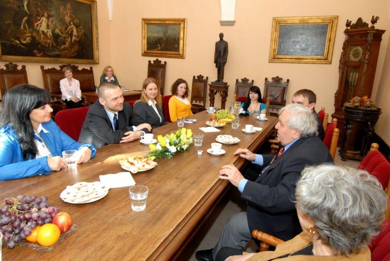 Na pozvání studentů Gymnázia Plzeň, Mikulášské náměstí, navštívil Plzeň člen „zlatého“ týmu a poté úspěšný trenér, ale také perzekvovaný hokejista v minulém režimu Gustav Bubník. Studenti Mikulášského gymnázia mapují v projektu „U nás na Borech“ osudy politických vězňů, kteří prošli Borskou věznicí.
Spolu s manželkou a studenty přijali Gustava Bubníka na radnici 20. března 2012 ve 14 hodin primátor Martin Baxa a radní Irena Rottová.