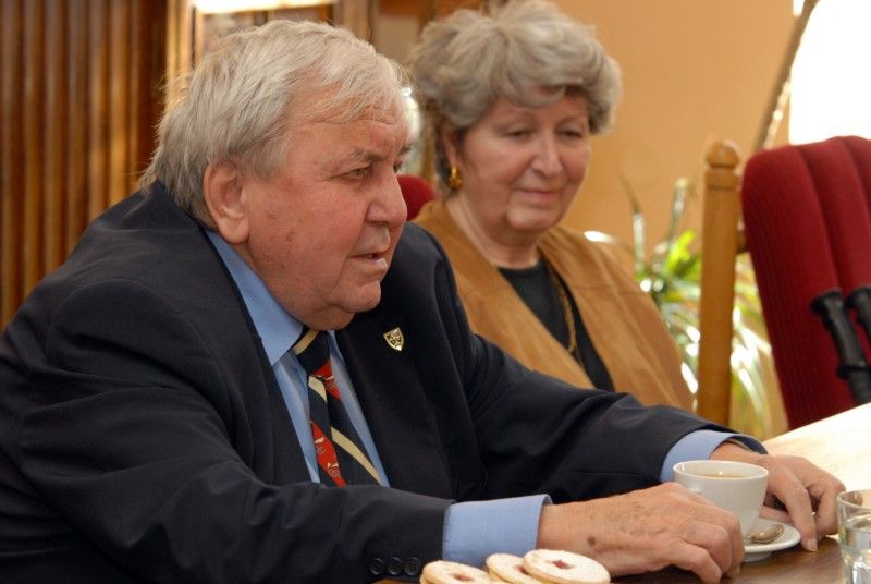 Na pozvání studentů Gymnázia Plzeň, Mikulášské náměstí, navštívil Plzeň člen „zlatého“ týmu a poté úspěšný trenér, ale také perzekvovaný hokejista v minulém režimu Gustav Bubník. Studenti Mikulášského gymnázia mapují v projektu „U nás na Borech“ osudy politických vězňů, kteří prošli Borskou věznicí.
Spolu s manželkou a studenty přijali Gustava Bubníka na radnici 20. března 2012 ve 14 hodin primátor Martin Baxa a radní Irena Rottová.