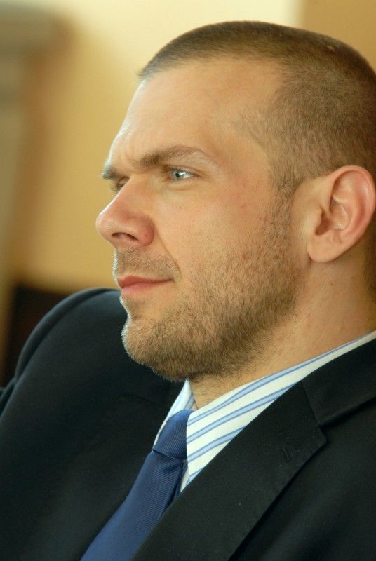 Na pozvání studentů Gymnázia Plzeň, Mikulášské náměstí, navštívil Plzeň člen „zlatého“ týmu a poté úspěšný trenér, ale také perzekvovaný hokejista v minulém režimu Gustav Bubník. Studenti Mikulášského gymnázia mapují v projektu „U nás na Borech“ osudy politických vězňů, kteří prošli Borskou věznicí.
Spolu s manželkou a studenty přijali Gustava Bubníka na radnici 20. března 2012 ve 14 hodin primátor Martin Baxa a radní Irena Rottová.