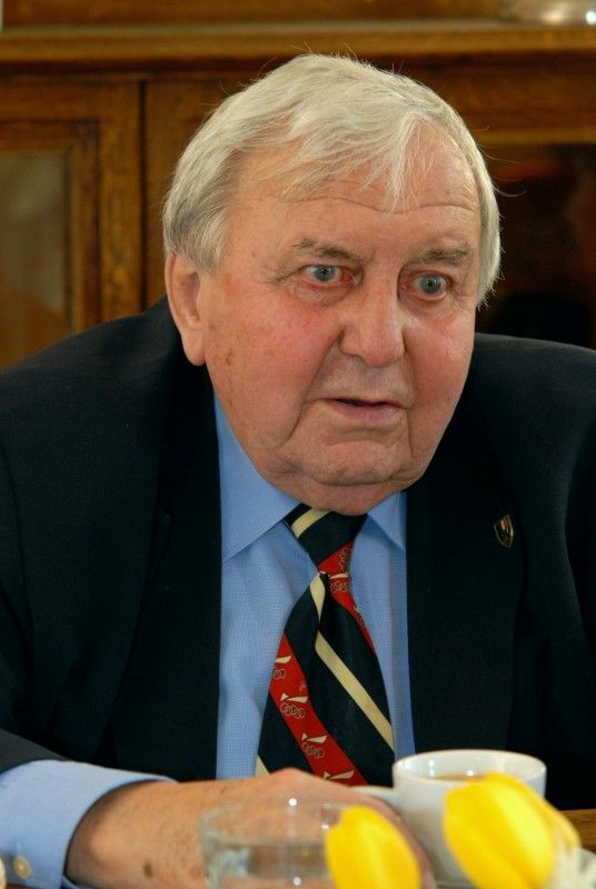 Na pozvání studentů Gymnázia Plzeň, Mikulášské náměstí, navštívil Plzeň člen „zlatého“ týmu a poté úspěšný trenér, ale také perzekvovaný hokejista v minulém režimu Gustav Bubník. Studenti Mikulášského gymnázia mapují v projektu „U nás na Borech“ osudy politických vězňů, kteří prošli Borskou věznicí.
Spolu s manželkou a studenty přijali Gustava Bubníka na radnici 20. března 2012 ve 14 hodin primátor Martin Baxa a radní Irena Rottová.