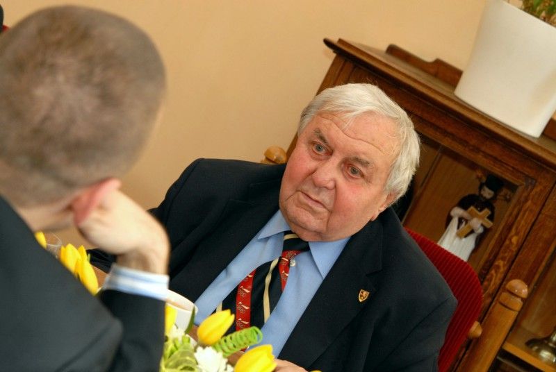 Na pozvání studentů Gymnázia Plzeň, Mikulášské náměstí, navštívil Plzeň člen „zlatého“ týmu a poté úspěšný trenér, ale také perzekvovaný hokejista v minulém režimu Gustav Bubník. Studenti Mikulášského gymnázia mapují v projektu „U nás na Borech“ osudy politických vězňů, kteří prošli Borskou věznicí.
Spolu s manželkou a studenty přijali Gustava Bubníka na radnici 20. března 2012 ve 14 hodin primátor Martin Baxa a radní Irena Rottová.