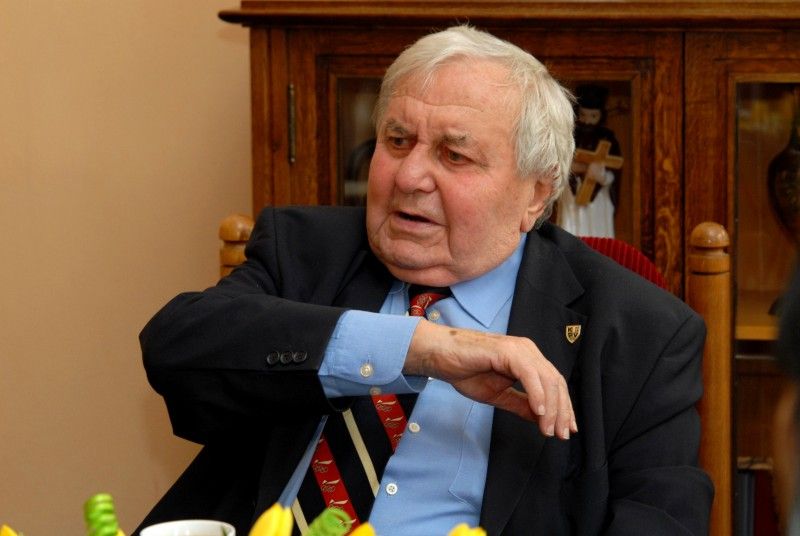 Na pozvání studentů Gymnázia Plzeň, Mikulášské náměstí, navštívil Plzeň člen „zlatého“ týmu a poté úspěšný trenér, ale také perzekvovaný hokejista v minulém režimu Gustav Bubník. Studenti Mikulášského gymnázia mapují v projektu „U nás na Borech“ osudy politických vězňů, kteří prošli Borskou věznicí.
Spolu s manželkou a studenty přijali Gustava Bubníka na radnici 20. března 2012 ve 14 hodin primátor Martin Baxa a radní Irena Rottová.