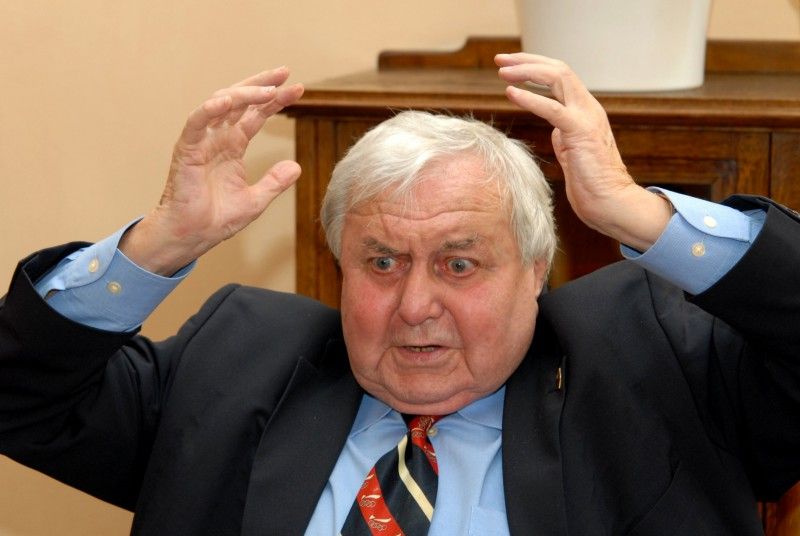 Na pozvání studentů Gymnázia Plzeň, Mikulášské náměstí, navštívil Plzeň člen „zlatého“ týmu a poté úspěšný trenér, ale také perzekvovaný hokejista v minulém režimu Gustav Bubník. Studenti Mikulášského gymnázia mapují v projektu „U nás na Borech“ osudy politických vězňů, kteří prošli Borskou věznicí.
Spolu s manželkou a studenty přijali Gustava Bubníka na radnici 20. března 2012 ve 14 hodin primátor Martin Baxa a radní Irena Rottová.