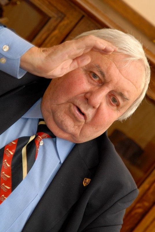 Na pozvání studentů Gymnázia Plzeň, Mikulášské náměstí, navštívil Plzeň člen „zlatého“ týmu a poté úspěšný trenér, ale také perzekvovaný hokejista v minulém režimu Gustav Bubník. Studenti Mikulášského gymnázia mapují v projektu „U nás na Borech“ osudy politických vězňů, kteří prošli Borskou věznicí.
Spolu s manželkou a studenty přijali Gustava Bubníka na radnici 20. března 2012 ve 14 hodin primátor Martin Baxa a radní Irena Rottová.