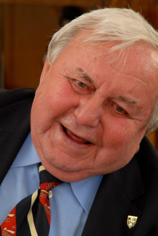 Na pozvání studentů Gymnázia Plzeň, Mikulášské náměstí, navštívil Plzeň člen „zlatého“ týmu a poté úspěšný trenér, ale také perzekvovaný hokejista v minulém režimu Gustav Bubník. Studenti Mikulášského gymnázia mapují v projektu „U nás na Borech“ osudy politických vězňů, kteří prošli Borskou věznicí.
Spolu s manželkou a studenty přijali Gustava Bubníka na radnici 20. března 2012 ve 14 hodin primátor Martin Baxa a radní Irena Rottová.