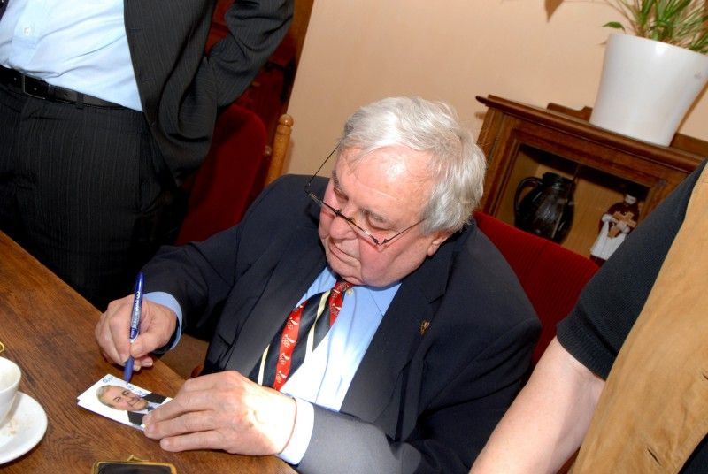 Na pozvání studentů Gymnázia Plzeň, Mikulášské náměstí, navštívil Plzeň člen „zlatého“ týmu a poté úspěšný trenér, ale také perzekvovaný hokejista v minulém režimu Gustav Bubník. Studenti Mikulášského gymnázia mapují v projektu „U nás na Borech“ osudy politických vězňů, kteří prošli Borskou věznicí.
Spolu s manželkou a studenty přijali Gustava Bubníka na radnici 20. března 2012 ve 14 hodin primátor Martin Baxa a radní Irena Rottová.