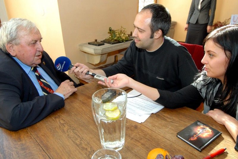 Na pozvání studentů Gymnázia Plzeň, Mikulášské náměstí, navštívil Plzeň člen „zlatého“ týmu a poté úspěšný trenér, ale také perzekvovaný hokejista v minulém režimu Gustav Bubník. Studenti Mikulášského gymnázia mapují v projektu „U nás na Borech“ osudy politických vězňů, kteří prošli Borskou věznicí.
Spolu s manželkou a studenty přijali Gustava Bubníka na radnici 20. března 2012 ve 14 hodin primátor Martin Baxa a radní Irena Rottová.