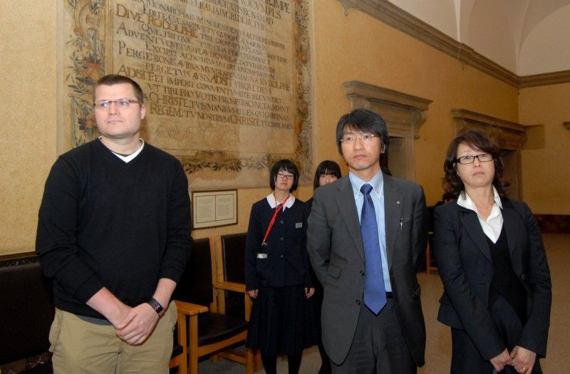 Skupinu japonských dětí, které do České republiky přijely na týdenní relaxační pobyt, přijala dnes (27.3.2012) na plzeňské radnici náměstkyně primátora Eva Herinková.
Cílem relaxačního pobytu pro celkem 26 dětí, které pochází ze severovýchodní části Japonska vloni postižené ničivým zemětřesením, je nejenom psychická regenerace a navázání nových kontaktů, ale zejména získání pozitivní motivace, které je v postižených oblastech nezbytně zapotřebí. Projekt organizuje Česko-Japonská společnost.