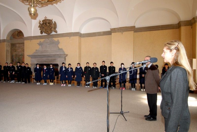 Skupinu japonských dětí, které do České republiky přijely na týdenní relaxační pobyt, přijala dnes (27.3.2012) na plzeňské radnici náměstkyně primátora Eva Herinková.
Cílem relaxačního pobytu pro celkem 26 dětí, které pochází ze severovýchodní části Japonska vloni postižené ničivým zemětřesením, je nejenom psychická regenerace a navázání nových kontaktů, ale zejména získání pozitivní motivace, které je v postižených oblastech nezbytně zapotřebí. Projekt organizuje Česko-Japonská společnost.