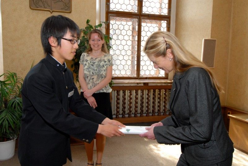 Skupinu japonských dětí, které do České republiky přijely na týdenní relaxační pobyt, přijala dnes (27.3.2012) na plzeňské radnici náměstkyně primátora Eva Herinková.
Cílem relaxačního pobytu pro celkem 26 dětí, které pochází ze severovýchodní části Japonska vloni postižené ničivým zemětřesením, je nejenom psychická regenerace a navázání nových kontaktů, ale zejména získání pozitivní motivace, které je v postižených oblastech nezbytně zapotřebí. Projekt organizuje Česko-Japonská společnost.
