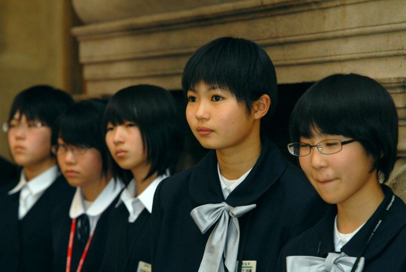 Skupinu japonských dětí, které do České republiky přijely na týdenní relaxační pobyt, přijala dnes (27.3.2012) na plzeňské radnici náměstkyně primátora Eva Herinková.
Cílem relaxačního pobytu pro celkem 26 dětí, které pochází ze severovýchodní části Japonska vloni postižené ničivým zemětřesením, je nejenom psychická regenerace a navázání nových kontaktů, ale zejména získání pozitivní motivace, které je v postižených oblastech nezbytně zapotřebí. Projekt organizuje Česko-Japonská společnost.