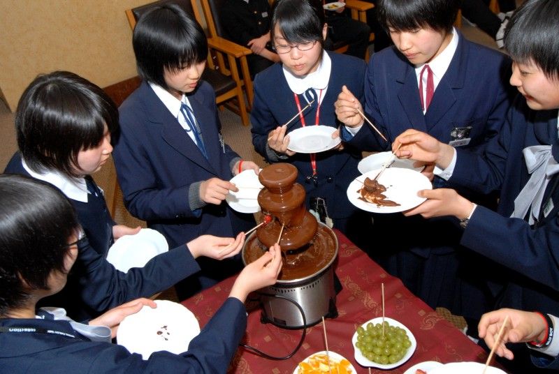 Skupinu japonských dětí, které do České republiky přijely na týdenní relaxační pobyt, přijala dnes (27.3.2012) na plzeňské radnici náměstkyně primátora Eva Herinková.
Cílem relaxačního pobytu pro celkem 26 dětí, které pochází ze severovýchodní části Japonska vloni postižené ničivým zemětřesením, je nejenom psychická regenerace a navázání nových kontaktů, ale zejména získání pozitivní motivace, které je v postižených oblastech nezbytně zapotřebí. Projekt organizuje Česko-Japonská společnost.
