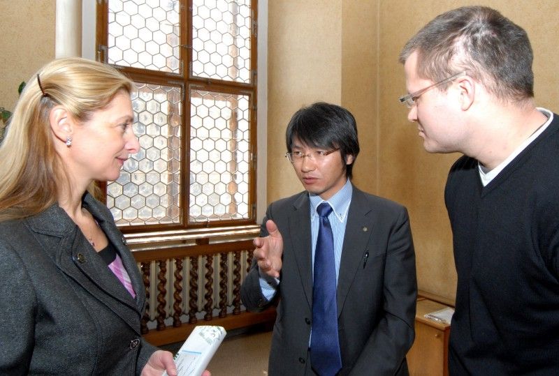 Skupinu japonských dětí, které do České republiky přijely na týdenní relaxační pobyt, přijala dnes (27.3.2012) na plzeňské radnici náměstkyně primátora Eva Herinková.
Cílem relaxačního pobytu pro celkem 26 dětí, které pochází ze severovýchodní části Japonska vloni postižené ničivým zemětřesením, je nejenom psychická regenerace a navázání nových kontaktů, ale zejména získání pozitivní motivace, které je v postižených oblastech nezbytně zapotřebí. Projekt organizuje Česko-Japonská společnost.