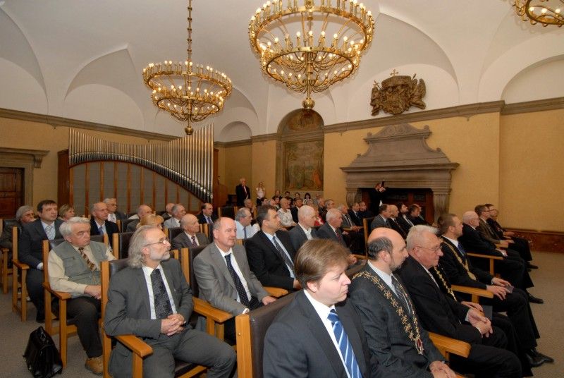 Historicky první Cenu Františka Křižíka, která je udělována za celoživotní přínos v oboru elektrotechniky a elektroniky či za významný přínos pro Fakultu elektrotechnickou Západočeské univerzity, převzal dnes (4.4.2012) z rukou primátora Martina Baxy a děkana fakulty Jiřího Hammerbauera profesor Daniel Mayer. Slavnostního předání ceny se zúčastnila i rektorka Západočeské univerzity Ilona Mauritzová a rektor Českého vysokého učení technického Václav Havlíček.