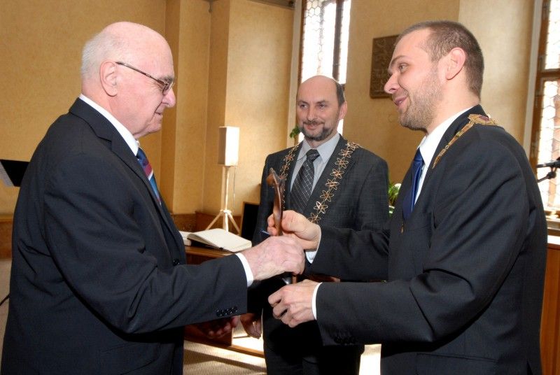 Historicky první Cenu Františka Křižíka, která je udělována za celoživotní přínos v oboru elektrotechniky a elektroniky či za významný přínos pro Fakultu elektrotechnickou Západočeské univerzity, převzal dnes (4.4.2012) z rukou primátora Martina Baxy a děkana fakulty Jiřího Hammerbauera profesor Daniel Mayer. Slavnostního předání ceny se zúčastnila i rektorka Západočeské univerzity Ilona Mauritzová a rektor Českého vysokého učení technického Václav Havlíček.