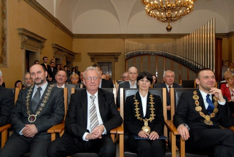 Historicky první Cenu Františka Křižíka, která je udělována za celoživotní přínos v oboru elektrotechniky a elektroniky či za významný přínos pro Fakultu elektrotechnickou Západočeské univerzity, převzal dnes (4.4.2012) z rukou primátora Martina Baxy a děkana fakulty Jiřího Hammerbauera profesor Daniel Mayer. Slavnostního předání ceny se zúčastnila i rektorka Západočeské univerzity Ilona Mauritzová a rektor Českého vysokého učení technického Václav Havlíček.