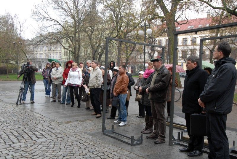 Velký pátek (6.4.2012) byl v Plzni U Branky ve znamení veřejného čtení Bible. Zahájil jej přesně ve 12 hodin biskup František Radkovský. Číst z překladu „Slovo na cestu“ přišel i primátor Martin Baxa, který vystřídal bývalého primátora Zdeňka Mračka.