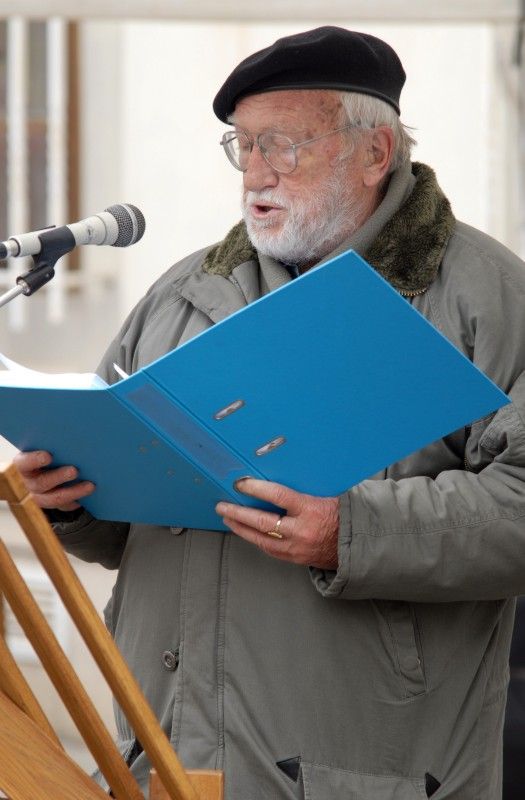 Velký pátek (6.4.2012) byl v Plzni U Branky ve znamení veřejného čtení Bible. Zahájil jej přesně ve 12 hodin biskup František Radkovský. Číst z překladu „Slovo na cestu“ přišel i primátor Martin Baxa, který vystřídal bývalého primátora Zdeňka Mračka.