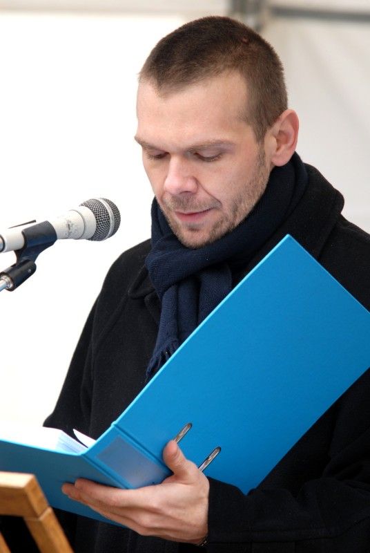 Velký pátek (6.4.2012) byl v Plzni U Branky ve znamení veřejného čtení Bible. Zahájil jej přesně ve 12 hodin biskup František Radkovský. Číst z překladu „Slovo na cestu“ přišel i primátor Martin Baxa, který vystřídal bývalého primátora Zdeňka Mračka.