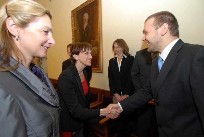 S projektem Plzeň – Evropské hlavní město kultury se do Plzně při své první oficiální návštěvě přijela (13.4.2012) podrobně seznámit ministryně kultury Alena Hanáková. Na plzeňské radnici se sešla s primátorem Martinem Baxou, náměstkyní pro kulturu a cestovní ruch Evou Herinkovou, zástupci společnosti Plzeň 2015, Marcelou Krejsovou a Tomášem Froydou, a ředitelem Útvaru koordinace evropských projektů Erichem Benešem. Setkání byl přítomen i předseda poslaneckého klubu Zastupitelstva města Plzně za TOP 09 Michal Vozobule.