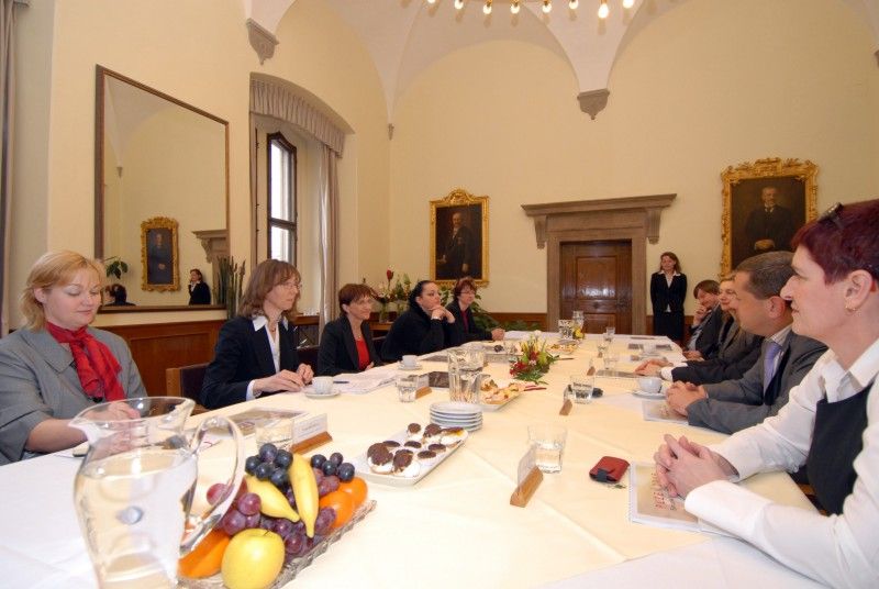 S projektem Plzeň – Evropské hlavní město kultury se do Plzně při své první oficiální návštěvě přijela (13.4.2012) podrobně seznámit ministryně kultury Alena Hanáková. Na plzeňské radnici se sešla s primátorem Martinem Baxou, náměstkyní pro kulturu a cestovní ruch Evou Herinkovou, zástupci společnosti Plzeň 2015, Marcelou Krejsovou a Tomášem Froydou, a ředitelem Útvaru koordinace evropských projektů Erichem Benešem. Setkání byl přítomen i předseda poslaneckého klubu Zastupitelstva města Plzně za TOP 09 Michal Vozobule.