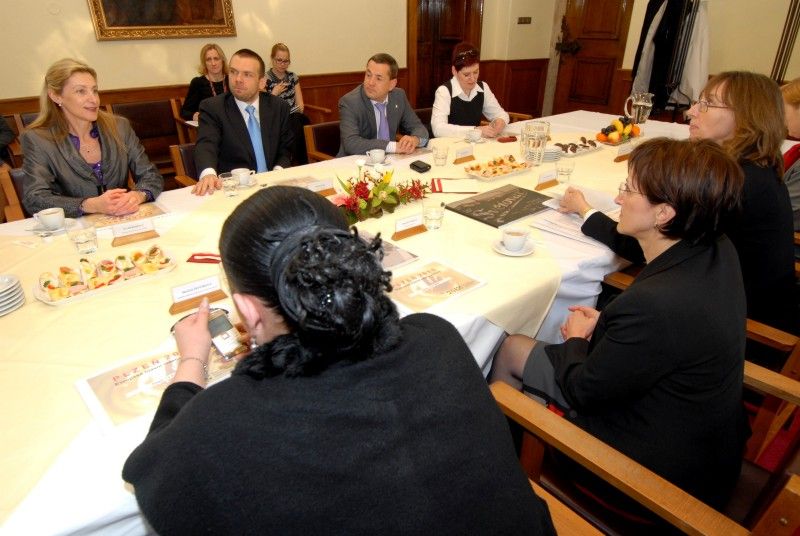 S projektem Plzeň – Evropské hlavní město kultury se do Plzně při své první oficiální návštěvě přijela (13.4.2012) podrobně seznámit ministryně kultury Alena Hanáková. Na plzeňské radnici se sešla s primátorem Martinem Baxou, náměstkyní pro kulturu a cestovní ruch Evou Herinkovou, zástupci společnosti Plzeň 2015, Marcelou Krejsovou a Tomášem Froydou, a ředitelem Útvaru koordinace evropských projektů Erichem Benešem. Setkání byl přítomen i předseda poslaneckého klubu Zastupitelstva města Plzně za TOP 09 Michal Vozobule.