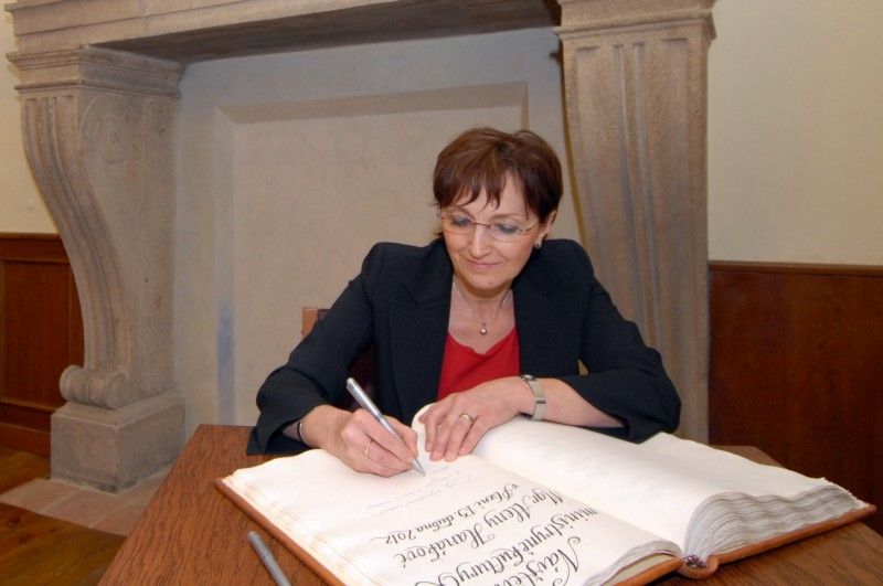 S projektem Plzeň – Evropské hlavní město kultury se do Plzně při své první oficiální návštěvě přijela (13.4.2012) podrobně seznámit ministryně kultury Alena Hanáková. Na plzeňské radnici se sešla s primátorem Martinem Baxou, náměstkyní pro kulturu a cestovní ruch Evou Herinkovou, zástupci společnosti Plzeň 2015, Marcelou Krejsovou a Tomášem Froydou, a ředitelem Útvaru koordinace evropských projektů Erichem Benešem. Setkání byl přítomen i předseda poslaneckého klubu Zastupitelstva města Plzně za TOP 09 Michal Vozobule.