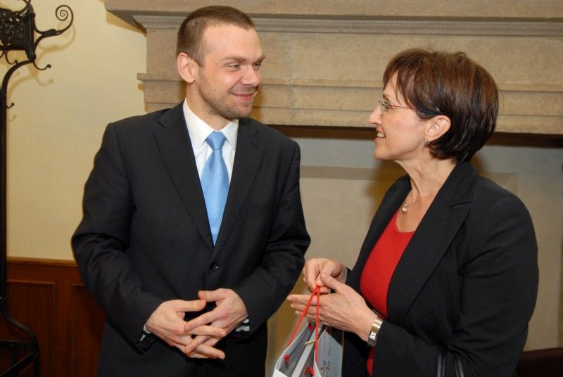 S projektem Plzeň – Evropské hlavní město kultury se do Plzně při své první oficiální návštěvě přijela (13.4.2012) podrobně seznámit ministryně kultury Alena Hanáková. Na plzeňské radnici se sešla s primátorem Martinem Baxou, náměstkyní pro kulturu a cestovní ruch Evou Herinkovou, zástupci společnosti Plzeň 2015, Marcelou Krejsovou a Tomášem Froydou, a ředitelem Útvaru koordinace evropských projektů Erichem Benešem. Setkání byl přítomen i předseda poslaneckého klubu Zastupitelstva města Plzně za TOP 09 Michal Vozobule.