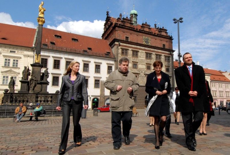 S projektem Plzeň – Evropské hlavní město kultury se do Plzně při své první oficiální návštěvě přijela (13.4.2012) podrobně seznámit ministryně kultury Alena Hanáková. Na plzeňské radnici se sešla s primátorem Martinem Baxou, náměstkyní pro kulturu a cestovní ruch Evou Herinkovou, zástupci společnosti Plzeň 2015, Marcelou Krejsovou a Tomášem Froydou, a ředitelem Útvaru koordinace evropských projektů Erichem Benešem. Setkání byl přítomen i předseda poslaneckého klubu Zastupitelstva města Plzně za TOP 09 Michal Vozobule.