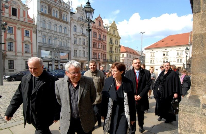 S projektem Plzeň – Evropské hlavní město kultury se do Plzně při své první oficiální návštěvě přijela (13.4.2012) podrobně seznámit ministryně kultury Alena Hanáková. Na plzeňské radnici se sešla s primátorem Martinem Baxou, náměstkyní pro kulturu a cestovní ruch Evou Herinkovou, zástupci společnosti Plzeň 2015, Marcelou Krejsovou a Tomášem Froydou, a ředitelem Útvaru koordinace evropských projektů Erichem Benešem. Setkání byl přítomen i předseda poslaneckého klubu Zastupitelstva města Plzně za TOP 09 Michal Vozobule.