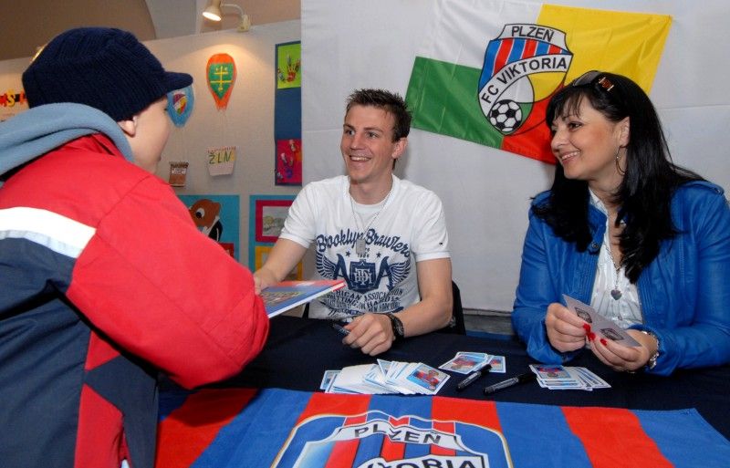 Nestihli jste přijít na radnici (13.4.2012) prohlédnout si trofeje FC Viktoria z minulé fotbalové sezony? Máte možnost je vidět alespoň na fotografiích. Pohár pro vítěze Gambrinus ligy ročníku 2010/2011 a vítěze Synot Tip Superpoháru 2011 jsou k vidění právě zde...