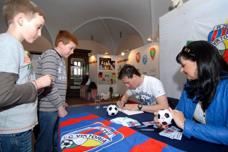 Nestihli jste přijít na radnici (13.4.2012) prohlédnout si trofeje FC Viktoria z minulé fotbalové sezony? Máte možnost je vidět alespoň na fotografiích. Pohár pro vítěze Gambrinus ligy ročníku 2010/2011 a vítěze Synot Tip Superpoháru 2011 jsou k vidění právě zde...