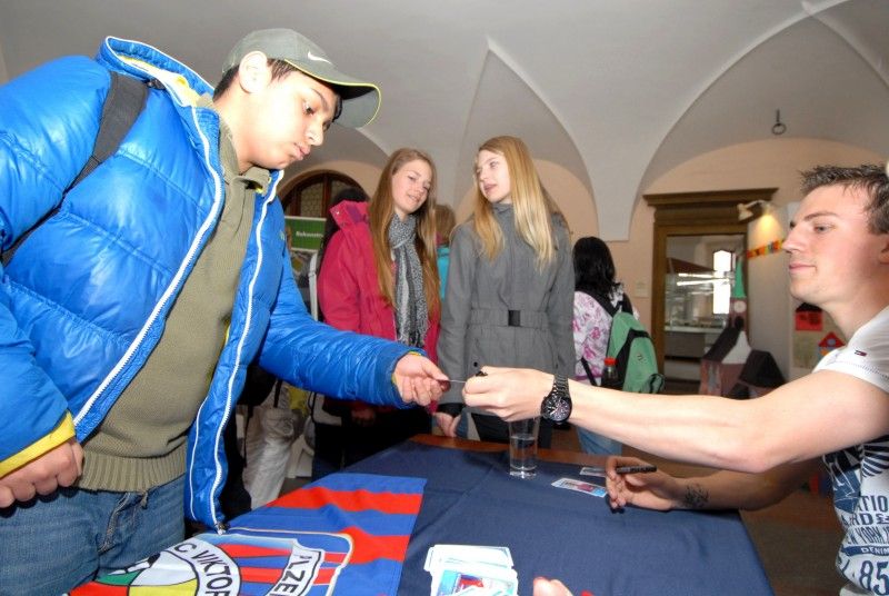 Nestihli jste přijít na radnici (13.4.2012) prohlédnout si trofeje FC Viktoria z minulé fotbalové sezony? Máte možnost je vidět alespoň na fotografiích. Pohár pro vítěze Gambrinus ligy ročníku 2010/2011 a vítěze Synot Tip Superpoháru 2011 jsou k vidění právě zde...