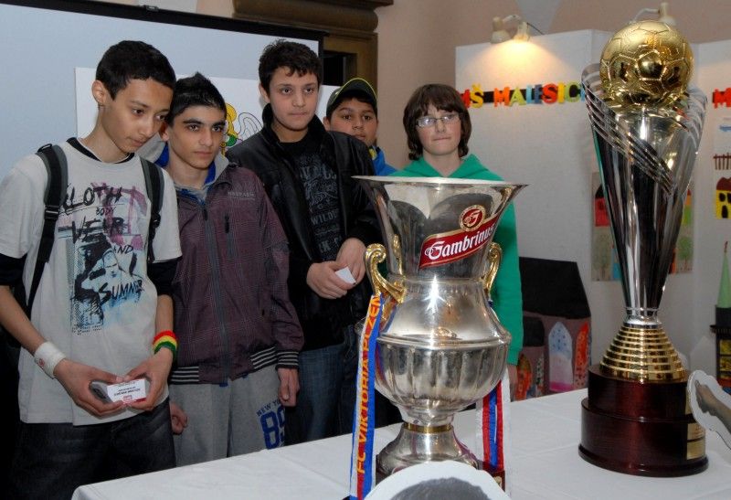 Nestihli jste přijít na radnici (13.4.2012) prohlédnout si trofeje FC Viktoria z minulé fotbalové sezony? Máte možnost je vidět alespoň na fotografiích. Pohár pro vítěze Gambrinus ligy ročníku 2010/2011 a vítěze Synot Tip Superpoháru 2011 jsou k vidění právě zde...