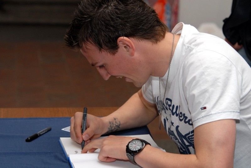 Nestihli jste přijít na radnici (13.4.2012) prohlédnout si trofeje FC Viktoria z minulé fotbalové sezony? Máte možnost je vidět alespoň na fotografiích. Pohár pro vítěze Gambrinus ligy ročníku 2010/2011 a vítěze Synot Tip Superpoháru 2011 jsou k vidění právě zde...