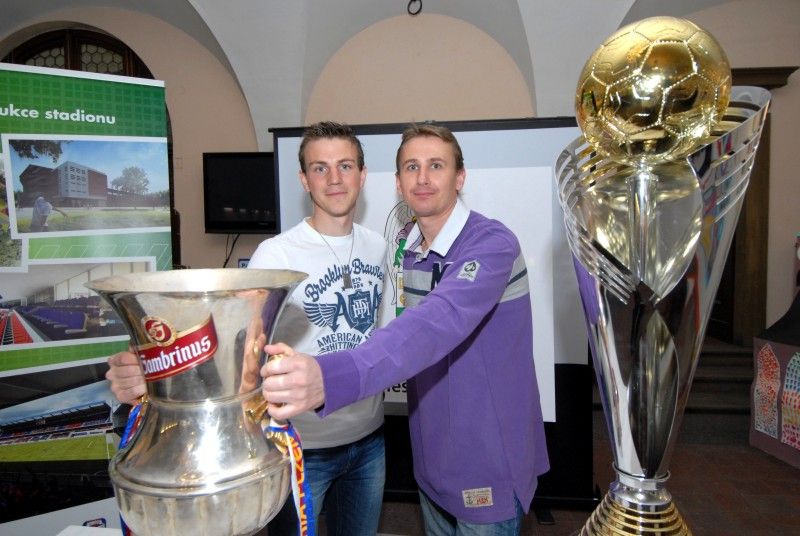 Pohár Gambrinus ligy a Synot Tip Superpoháru byl k vidění na radnici