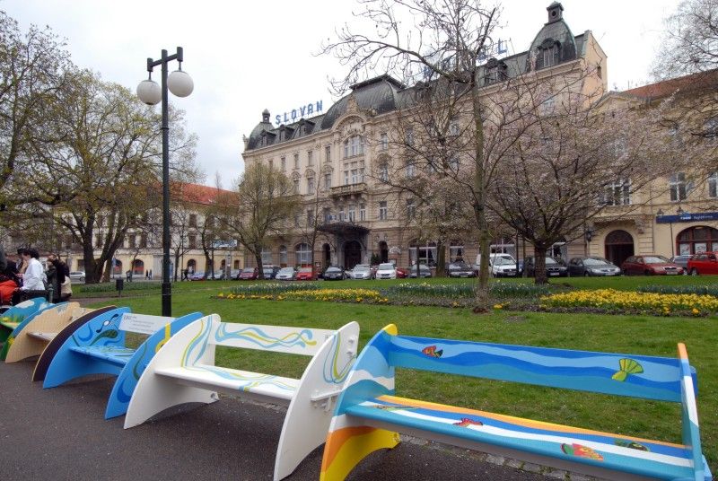 Kromě rozkvetlých květin zpříjemní od pondělního odpoledne (16.4.2012) návštěvníkům posezení ve Smetanových sadech i čtrnáct pestrobarevných laviček z dílny studentů Ústavu umění a designu Západočeské univerzity. Cílem již sedmého ročníku projektu Plzeňské lavičky je finančně podpořit aktivity sdružení Help me, které pomáhá handicapovým dětem a mladým lidem, shání pro ně asistenty a organizuje volnočasové aktivity, včetně letních táborů.