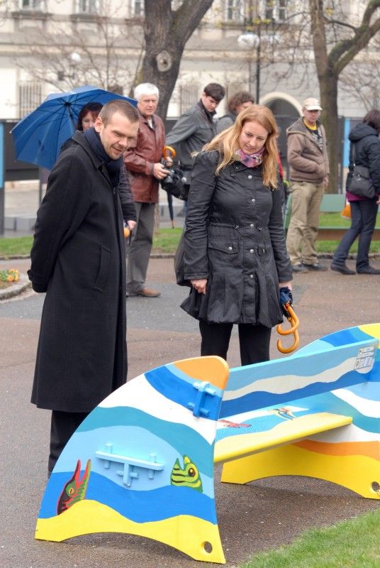 Kromě rozkvetlých květin zpříjemní od pondělního odpoledne (16.4.2012) návštěvníkům posezení ve Smetanových sadech i čtrnáct pestrobarevných laviček z dílny studentů Ústavu umění a designu Západočeské univerzity. Cílem již sedmého ročníku projektu Plzeňské lavičky je finančně podpořit aktivity sdružení Help me, které pomáhá handicapovým dětem a mladým lidem, shání pro ně asistenty a organizuje volnočasové aktivity, včetně letních táborů.